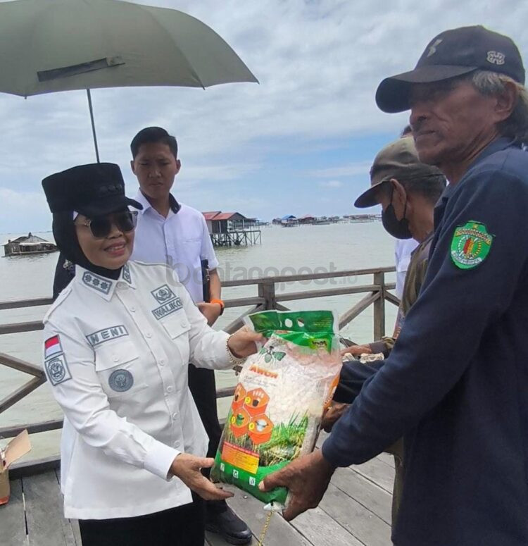 Penyerahan Sembako  oleh Wali Kota Bontang Neni Moerniaeni. (Nasrullah  /  Bontang Post)