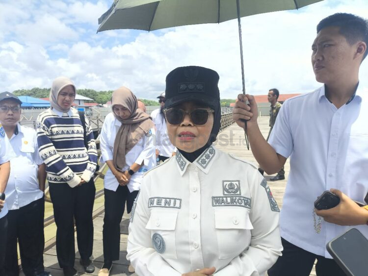 Wali Kota Bontang, Neni Moerniaeni saat diwawancarai. ( Nasrullah / Bontang Post)