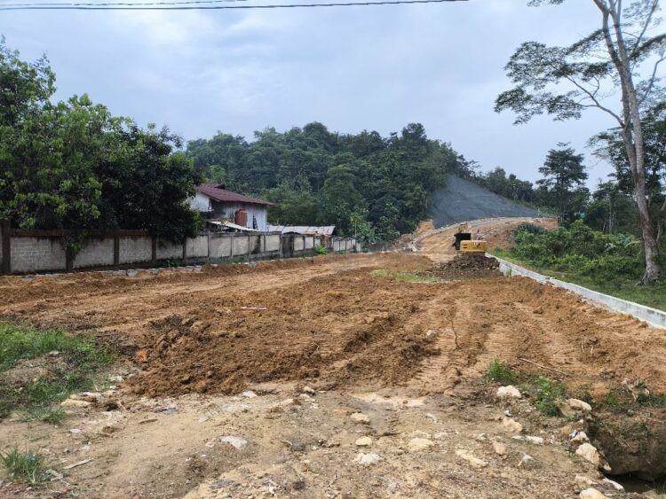 Proyek pengerjaan akses Jalan Gotong Royong, Kelurahan Belimbing tepatnya di Sebelah RSUD Taman Husada. ( Dwi Kurniawan Nugroho / Bontang Post)