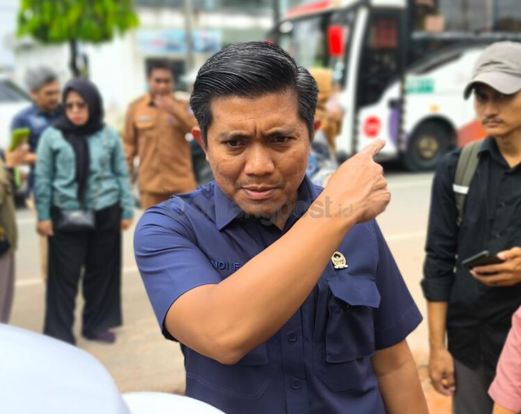 Ketua DPRD Bontang Andi Faizal Sofyan Hasdam saat sidak ke proyek drainase di Bontang (Nasrullah / Bontang Post)