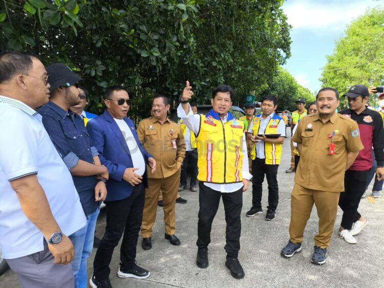 BBPJN Kaltim meninjau titik lokasi yang sering terjadi banjir rob di Jalan Kapten Piere Tandean, Kelurahan Bontang Kuala. ( Dwi Kurniawan Nugroho / Bontang Post ).