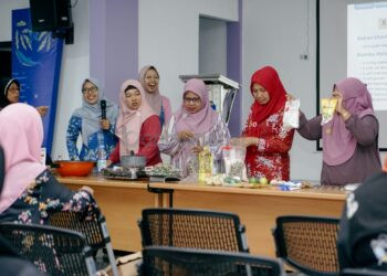 Optimalisasi Hasil Laut, Badak LNG Latih Warga Olah Produk Turunan Ikan