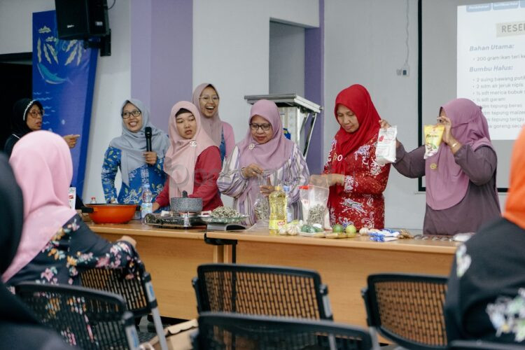 Badak LNG menggelar Sosialisasi Pemanfaatan Limbah Ikan dan Pembuatan Produk Turunan Ikan