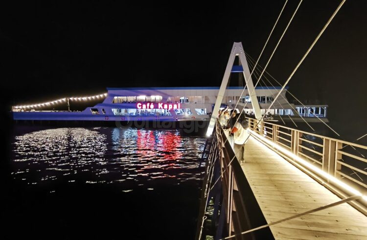 Cafe Kapal di Bontang Kuala dengan Konsep Baru ala Kapal Pesiar. (Nasrullah / Bontang Post)