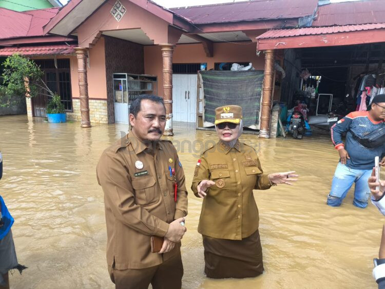 Wali Kota Bontang meninjau rumah warga yang terendam banjir di Bontang Permai (Nugrah/Bontang Post)