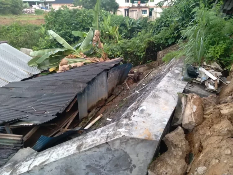 Bagian dapur salah satu warga di RT 45 Kelurahan Belimbing terkena pagar milik perusahaan yang roboh. (ADIEL KUNDHARA/KP)