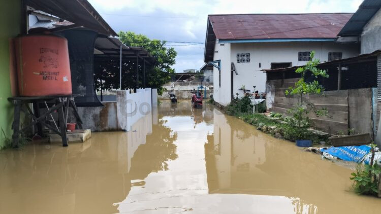 Banjir menggenang pada siang hari di Gang Atletik 21, Keluraha Api-Api Selasa, 16 April 2025. (Dwi Kurniawan Nugroho / Bontang Post)