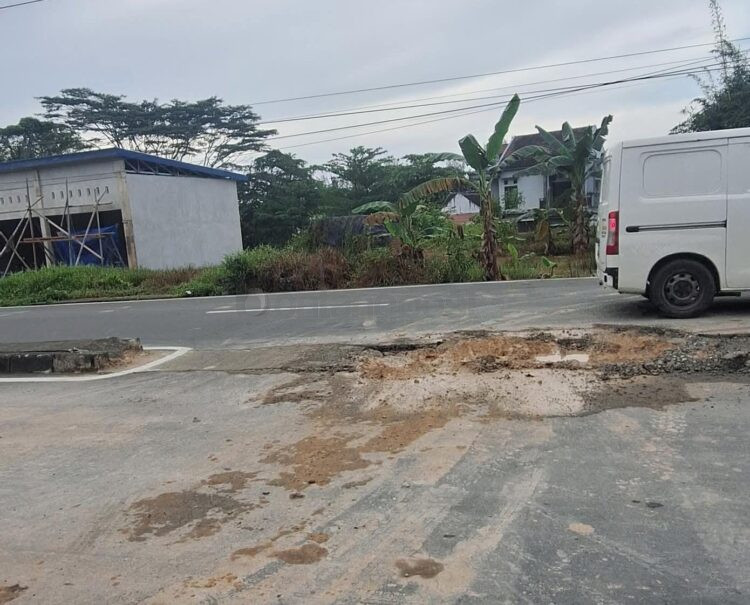 Kondisi kapsulan yang rusak di jalan Arif Rahman Hakim akibat dilewati truk alat berat (ist)