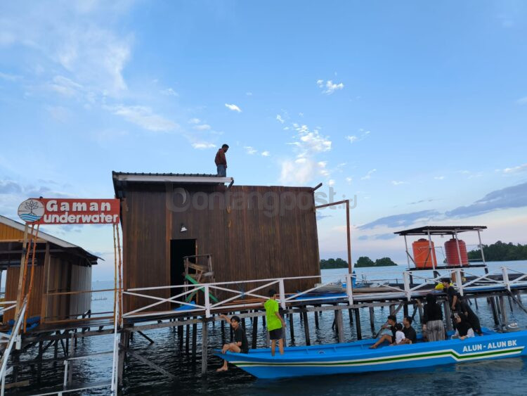Atap rumah milik warga RT 20 Kelurahan Bontang Kuala, Bernama Agus yang lepas pasca angin dan hujan deras. (BPBD Bontang)