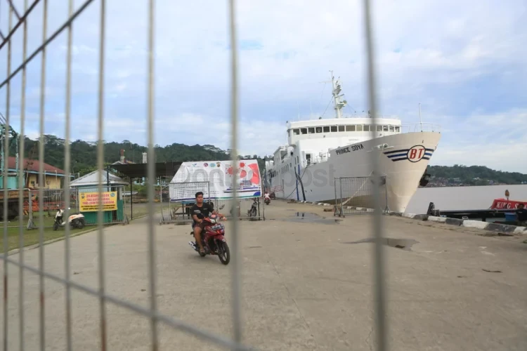 Pelabuhan Samarinda menjadi salah satu fasilitas air yang sejauh ini tak memberlakukan pemeriksaan barang melalui mesin pemindai (x-ray).