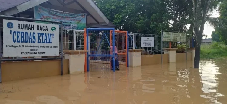Posyandu Sehat Etam tidak bisa menggelar kegiatan penimbangan di bangunan tersebut karena sudah dikepung luapan air Sungai Guntung. (ADIEL KUNDHARA/KALTIM POST)