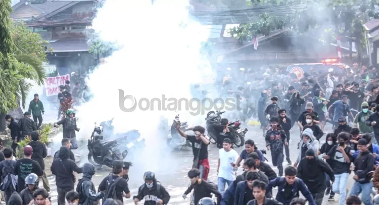 Massa yang demo di Sekretariat DPRD Kaltim dipukul mundur aparat kepolisian sekitar pukul 18.00 Wita setelah situasi di lapangan memanas, 1 September 2025. (FOTO RAMA SITOHANG/KP)