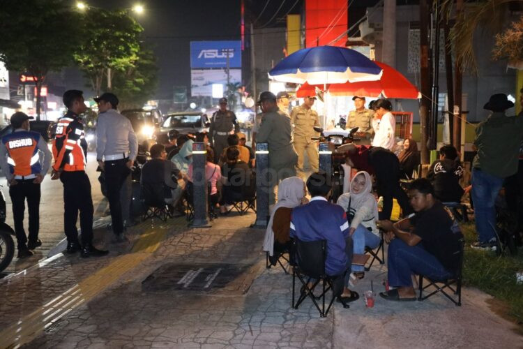 Pedagang diarahkan Satpol PP untuk merapikan sendiri dagangan agar tidak berjualan di atas trotoar. (Satpol PP untuk Bontang Post).