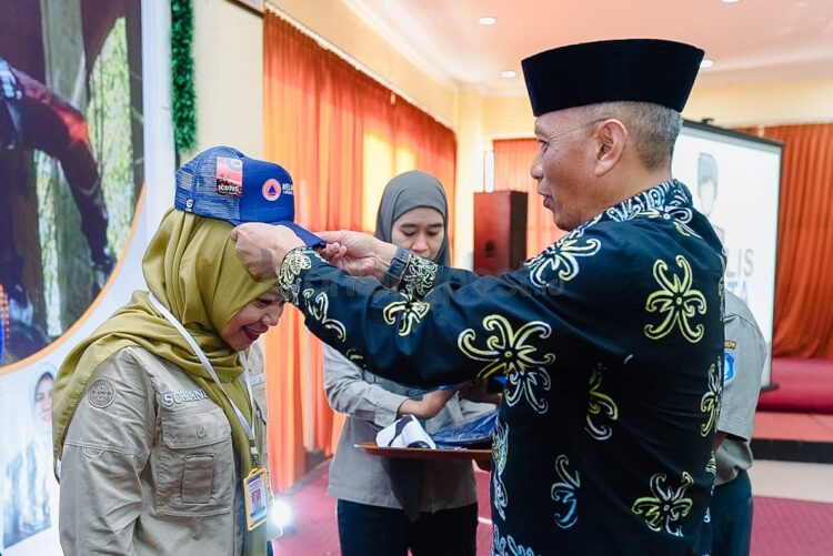 Asisten Perekonomian dan Pembangunan Setda Bontang, Sony Suwito Adi Cahyono, memakaikan topi secara simbolis kepada peserta pelatihan sebagai tanda dimulainya kegiatan Relawan Tangguh Bencana di Hotel Bintang Sintuk, Kamis (23/10/2025).