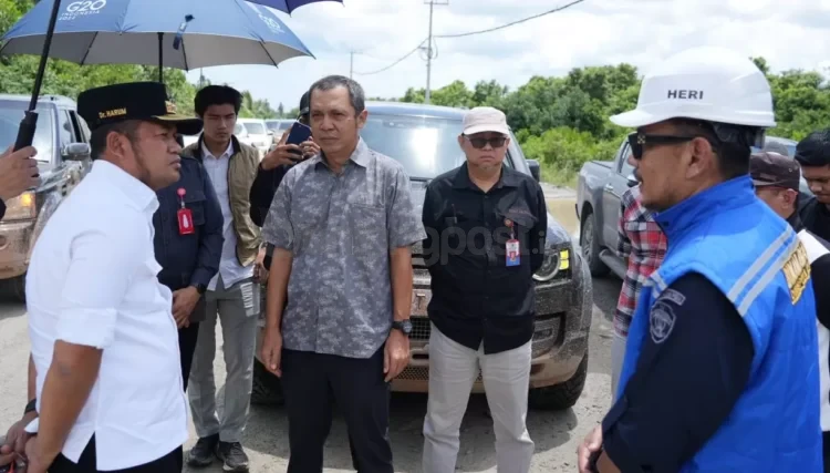 Rudy Masud menyisiri jalur pesisir Kukar hingga Bontang, Sabtu (25/10). Dia membawa sejumlah kepala OPD. (FOTO AHMAD RIYANDI/ADPIMPROV KALTIM)