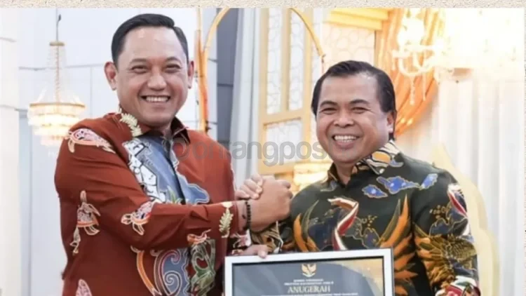 Wakil Wali Kota Bontang Agus Haris menerima penghargaan yang diserahkan oleh Wakil Gubernur Kaltim Seno Aji. (ADIEL KUNDHARA/KP)