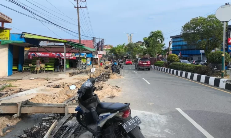Kontraktor sedang mengebut pengerjaan parit dan trotoar di Jalan R Suprapto. (ADIEL KUNDHARA/KP)