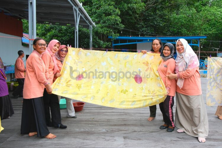 Pupuk Kaltim latih guru SD di Loktuan keterampilan ecoprint untuk wujudkan pembelajaran kreatif dan pendidikan berbasis lingkungan.