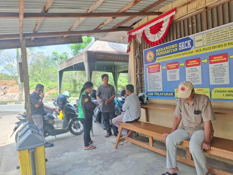 Warga Kampung Ramah RT 01 menyambangi Kantor Polsek Bontang Barat. (Dwi Kurniawan Nugroho/ Bontang Post ).