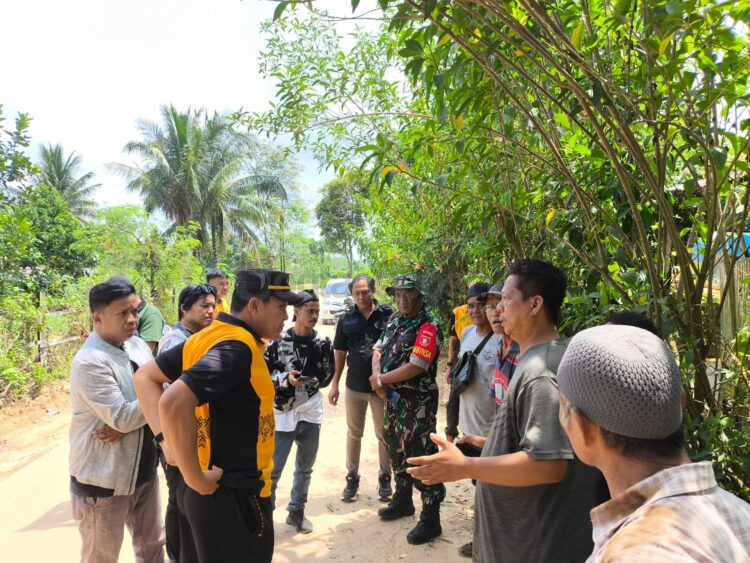 Kapolsek Bontang Barat, Iptu Hadi Esmoyo bertemu dengan Warga Kampung Ramah RT 01 Kelurahan Kanaan. (Dwi Kurniawan Nugroho / Bontang Post)