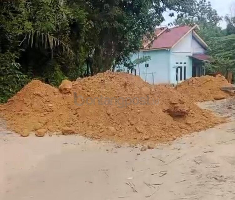 Tangkapan layar dari video yang dikirim kan warga ke awak media. Terlihat material tanah membentang hingga menutupi akses jalan gang pemakaman.
