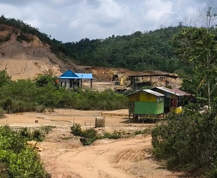 Tambang Galian C yang berada dekat pemukiman warga di Gang Pemakaman, Jalan Pemakaman Kristen RT 01, Kelurahan Kanaan, Bontang Barat. (Dwi Kurniawan Nugroho / Bontang Post)