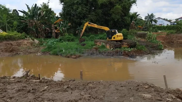 Upaya normalisasi polder di Perum BTN dikerjakan agar menampung debit air dari hulu dalam jumlah besar. (ADIEL KUNDHARA/KP)