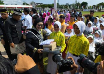 Ribuan Perlengkapan Sekolah Gratis Dibagikan di Upacara HUT Ke-26 Bontang