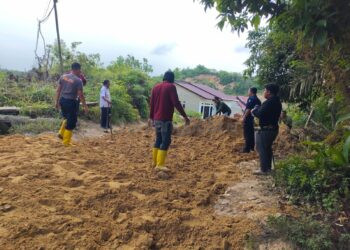 Polisi dan Kelurahan Kanaan Buka Akses Jalan yang Ditutup Penambang Ilegal
