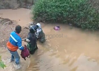 Ibu dan Anak Jatuh ke Sungai Saat Lewati Jembatan Kayu di Guntung
