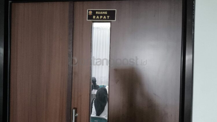PPPK Paruh Waktu yang kedapatan nongkrong dan makan usai pelantikan, saat ini sedang diamankan di kantor Satpol PP. (Dwi Kurniawan Nugroho / Bontang Post)
