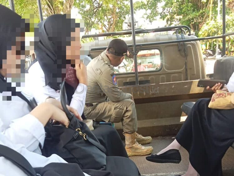 Saat penertiban PPPK Paruh Waktu yang dilakukan Satpol PP, Kamis (16/10/2025).