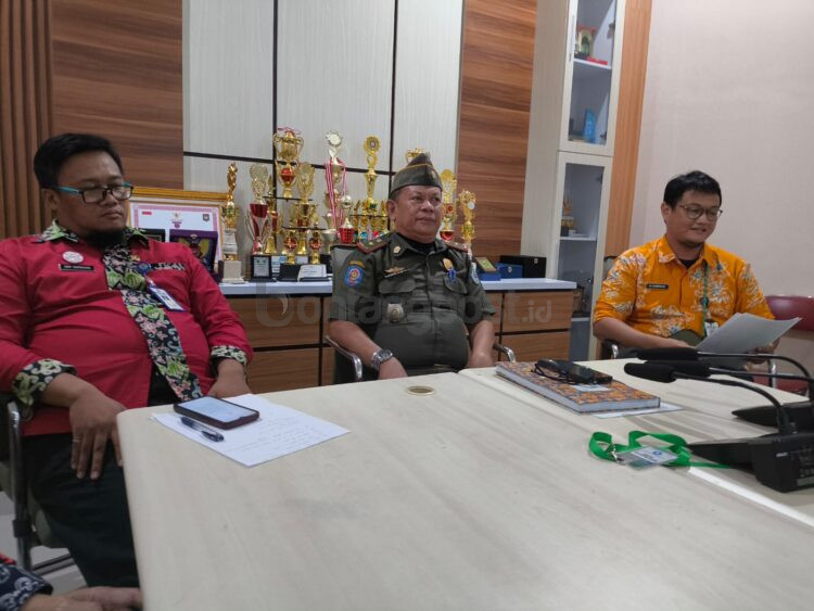 Kepala Satpol PP Bontang, Ahmad Yani, diwawancarai bersama Kepala Bidang BKPSDM Penilaian Kinerja, Penghargaan, Dokinfo, dan Fasilitasi Profesi ASN, Arif Supriyadi. (Dwi Kurniawan Nugroho/Bontang Post)