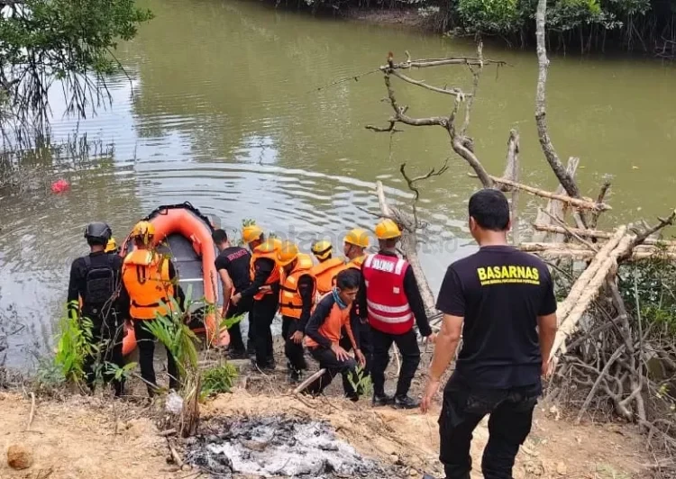 Petugas gabungan lakukan evakuasi temuan potongan tubuh pemancing ditemukan sekitar areal Sungai Kariangau, Balikpapan Barat.
