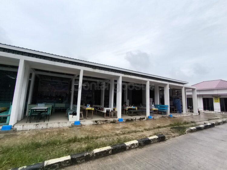Kios pedagang di Lapangan Bessai Berinta yang akan dikenakan retribusi baru mulai 2026 (Nugrah/Bontang Post)