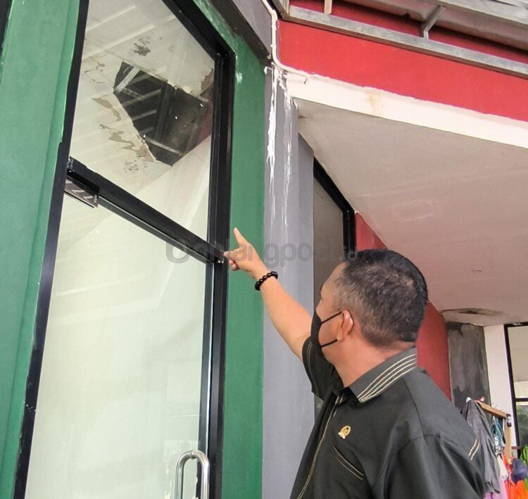 Wakil Ketua Komisi C DPRD Bontang, Muhammad Sahib, menunjukkan bagian plafon gedung Rumah Kreasi Milenial yang tampak bolong saat sidak, Senin (27/10/2025). (Nasrullah/Bontang Post)