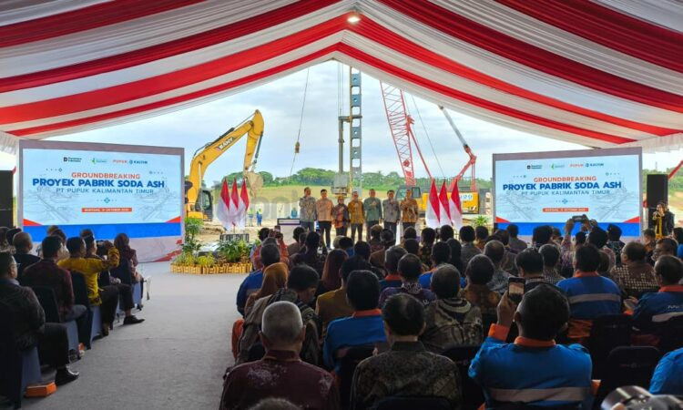 Direktur Utama PT Pupuk Indonesia Rahmat Pribadi bersama Wali Kota Bontang Neni Moerniaeni dan jajaran pejabat Kaltim saat melakukan seremoni groundbreaking proyek pabrik Soda Ash di kawasan Kaltim Industrial Estate (KIE), Jumat (31/10/2025). (Nasrullah/Bontang Post)
