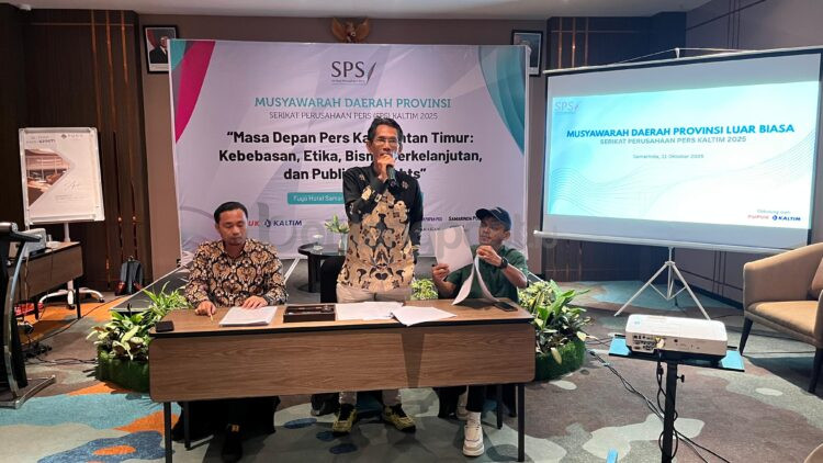 Ajid Kurniawan (tengah) terpilih aklamasi jadi Ketua SPS Kaltim 2025. Ia dorong transformasi digital dan keterbukaan bagi seluruh media di Kaltim.