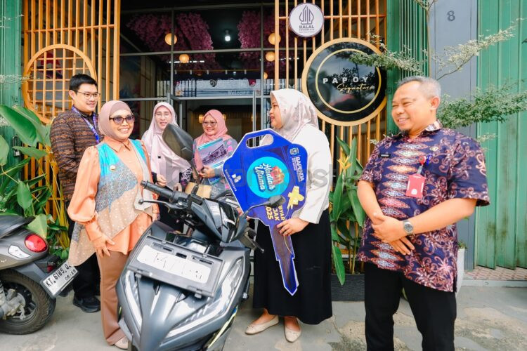Wali Kota Bontang Neni Moerniaeni menyerahkan hadiah motor kepada wajib pajak teladan di Gebyar Pajak Daerah. (Prokompim Bontang)