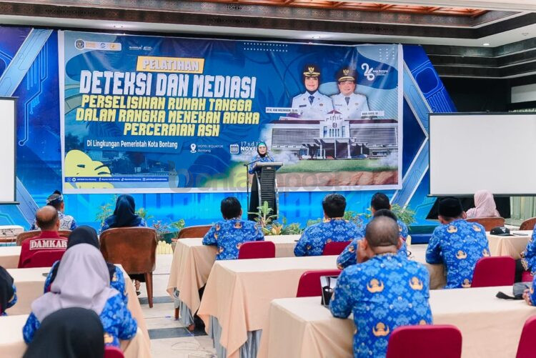 Wali Kota Bontang Neni Moerniaeni, saat membuka pelatihan mediasi rumah tangga untuk ASN. (Prokompim Bontang)