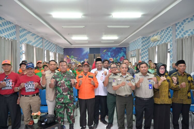Staf Ahli Bidang Politik dan Hukum, Anwar Sadat, membuka Sosialisasi KIE Rawan Bencana di BBI Tanjung Laut Indah. (Dwi Kurniawan Nugroho/Bontang Post)