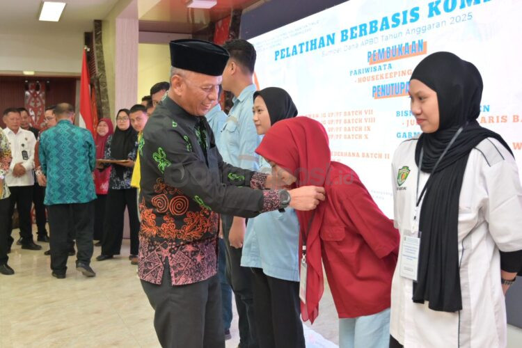 Asisten Perekonomian dan Pembangunan Setda Kota Bontang, Sony Suwito Adi Cahyono, berfoto bersama peserta Pelatihan Vokasi 2025 usai membuka program peningkatan kompetensi tenaga kerja di BLKI. (Prokompim Bontang)