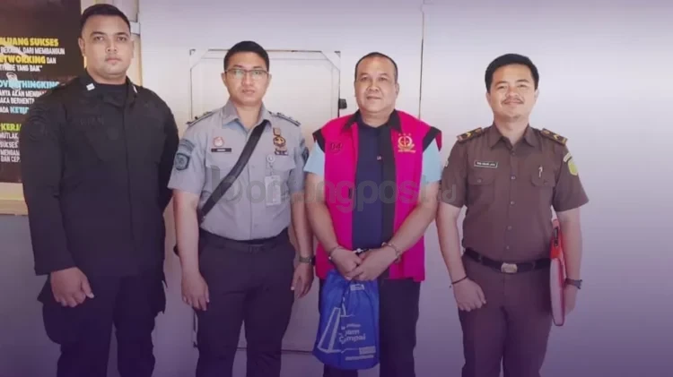 Mantan Dirut PT BPR Bontang Sejahtera (saat ini berubah menjadi Bank Bontang) Yudi Lesmana (pakai rompi) telah menjalani proses hukum terkait kasus tipikor. (ADIEL KUNDHARA/KALTIM POST)