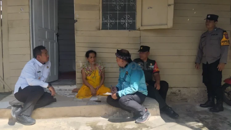 Tim melakukan pendataan warga miskin di Kota Bonyang dengan tenggat waktu hingga 10 November mendatang. (ADIEL KUNDHARA/KALTIM POST)