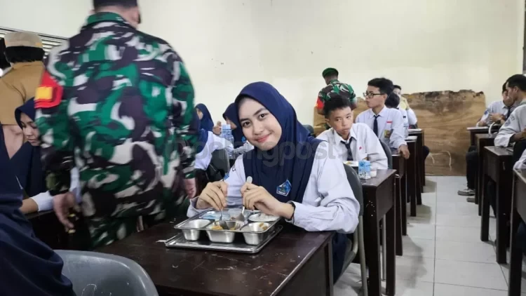 : Pelajar di SMP 4 menjadi yang pertama menerima program MBG di Bontang. (ADIEL KUNDHARA/KP)