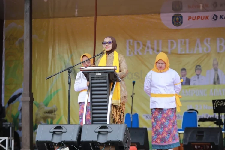 Wali Kota Bontang Neni Moerniaeni dalam pembukaan Pesta Adat Erau Pelas Benua di Guntung menyampaikan terkait pentingnya literasi dan perlindungan perempuan. (Prokompim Bontang)