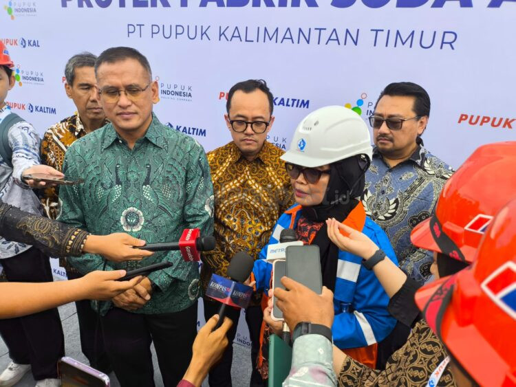 Direktur Utama PT Pupuk Indonesia Rahmat Pribadi dan Wali Kota Bontang Neni Moerniaeni saat diwawancarai. (Nasrullah/Bontang Post)