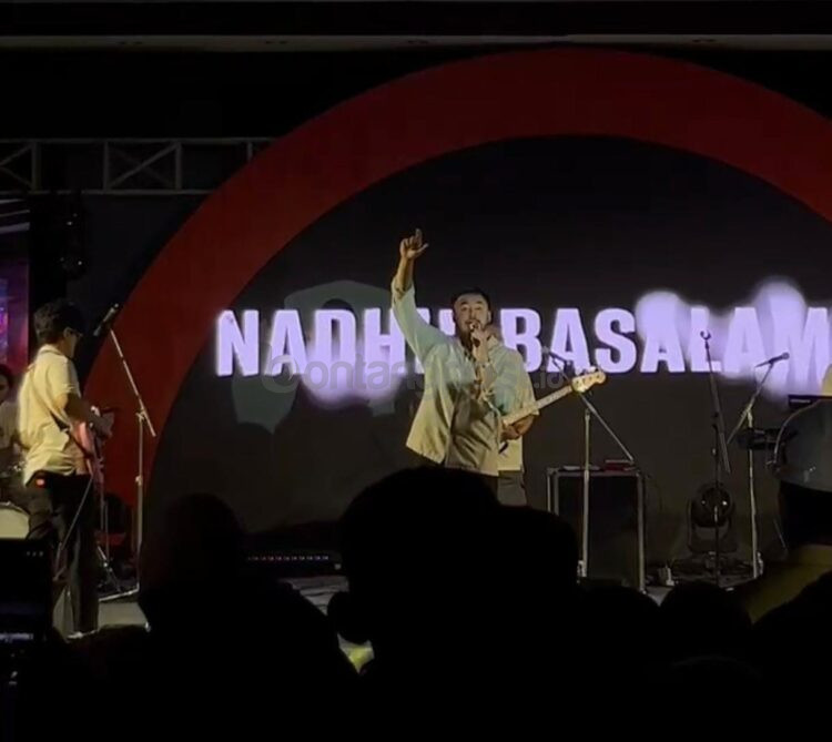 Penampilan Nadhif Basalamah di hadapan penonton saat penutupan Seni Sana Sini. (Dwi Kurniawan Nugroho / Bontangpost).