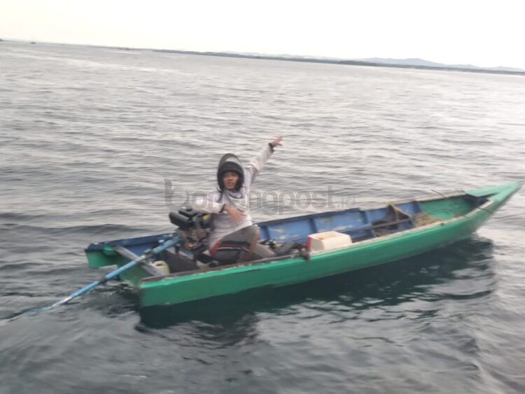 Petugas BPBD Bontang mengevakuasi Taufik Hidayat Lumban Tobing (40), pemancing yang terombang-ambing di perairan Bontang Kuala akibat badai.