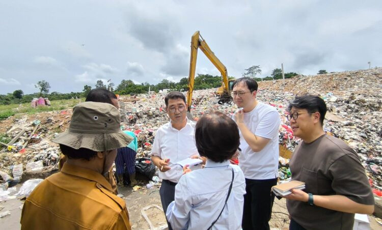 Delegasi Pemerintah Provinsi Jeju, Korea Selatan, meninjau pengelolaan sampah di TPA Bontang Lestari, Selasa (4/11/2025). (Nasrullah/Bontang Post)